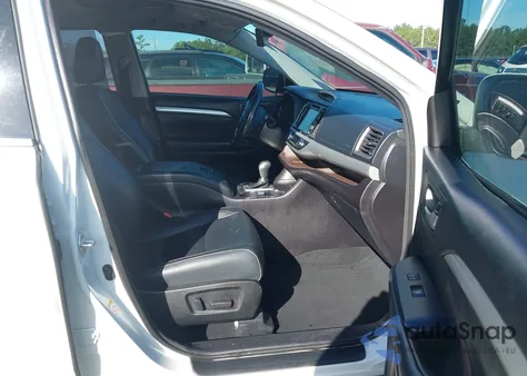 2018 Toyota Highlander Xle z USA, uszkodzony, nr VIN 5TDKZRFH9JS546214